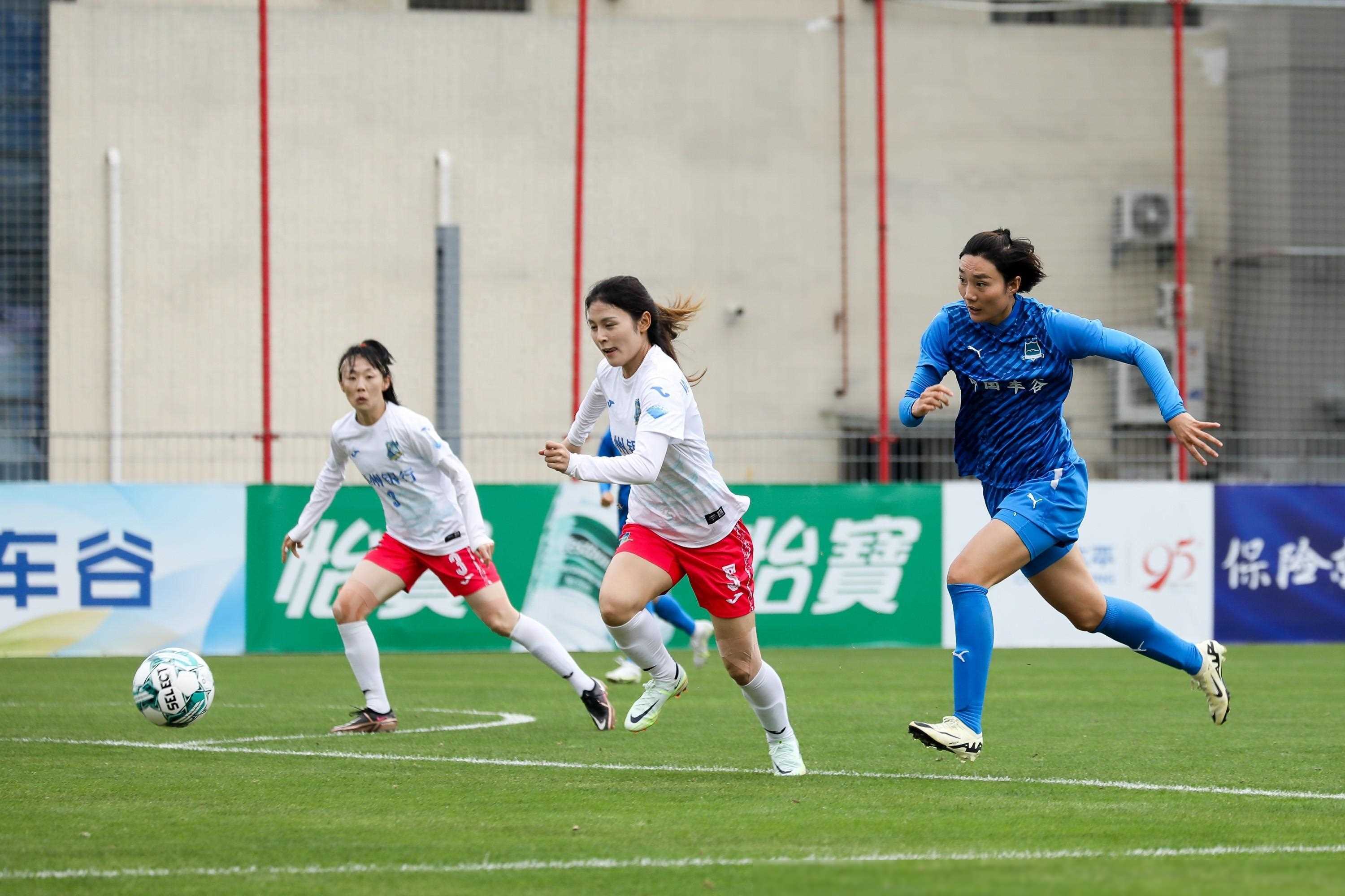 国家女足团结合作，克服艰难取得胜利