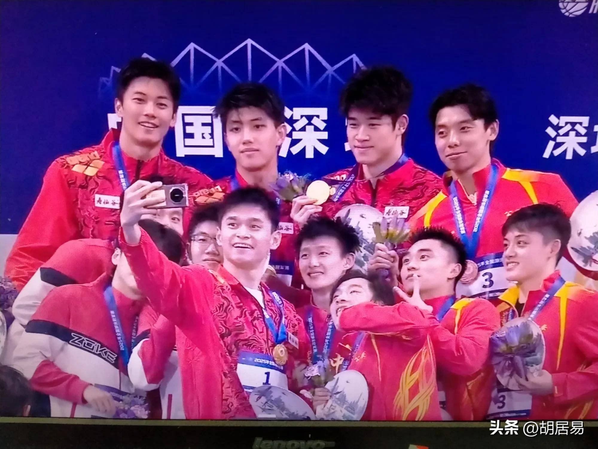 包含劲爆的比赛场面，球员们奋力拼搏不服输的词条
