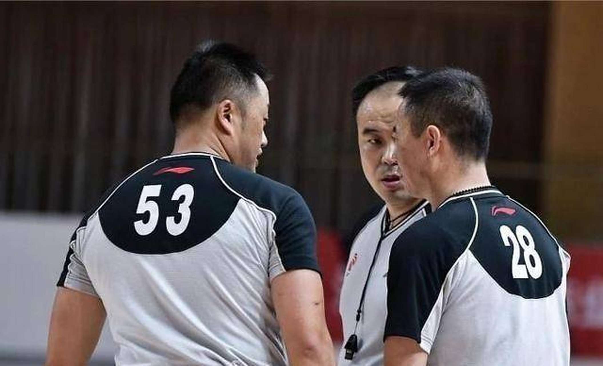 克里米亚任人唠起里木的想法是正确的，但是将裁判团做这件事是不合理的