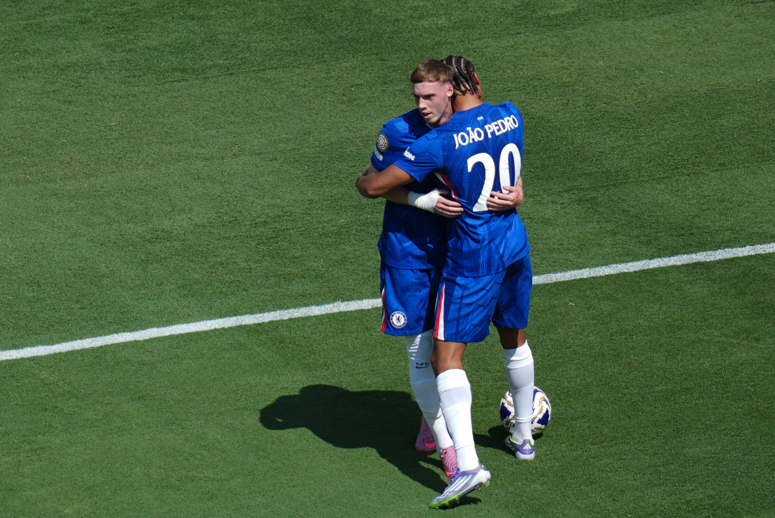 关于足球总决赛即将打响，冠军归属成谜的信息