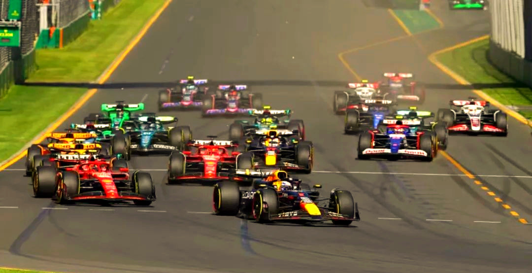 雷诺车队碾压红牛车队，塞恩斯统治全场